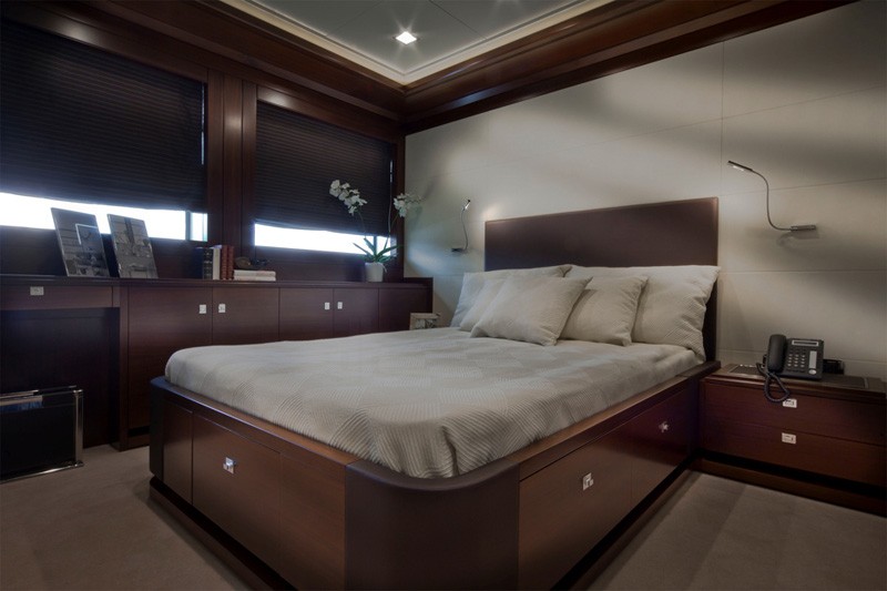 Современное оформление спальни на яхте