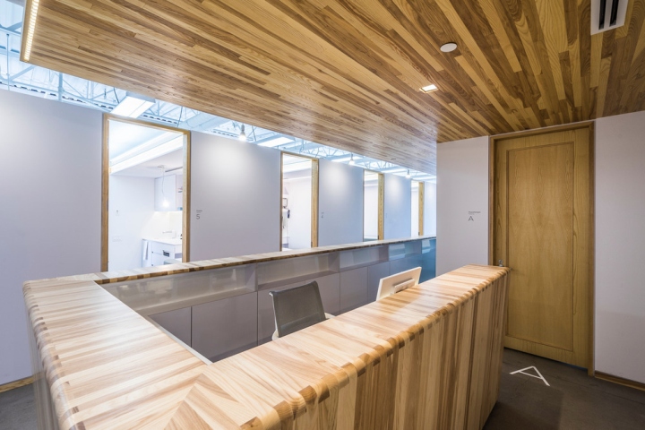 Дизайн интерьера клиники: деревянная отделка потолка стойки