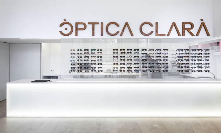 Интерьер оптики в Жироне - логотип компании внутри магазина