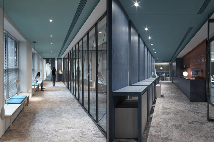 Проектирование интерьера офиса: деревянные скамьи в коридоре