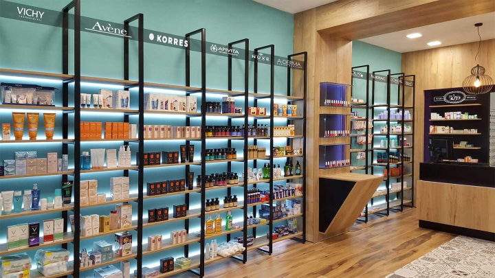 Современный дизайн для аптеки: металлические основания, поддерживающие деревянные полки