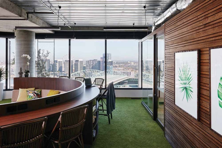 Деревянные панели и мебель в стильном интерьере офиса