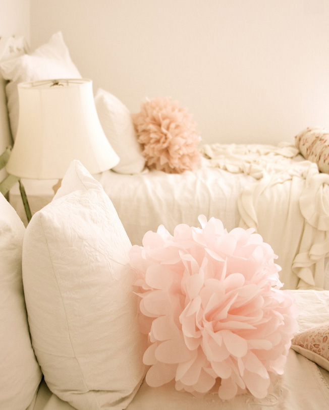 женская спальня бледно-розовые подушки-цветы