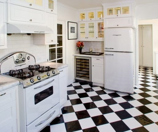 пол плитка в белой кухне
