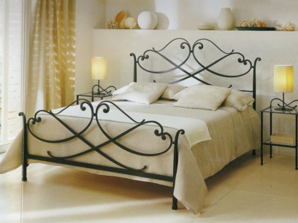 Современная кованая кровать в интерьере спальни изображения