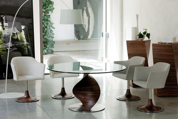 Дизайнерский стол со стеклянной столешницей
