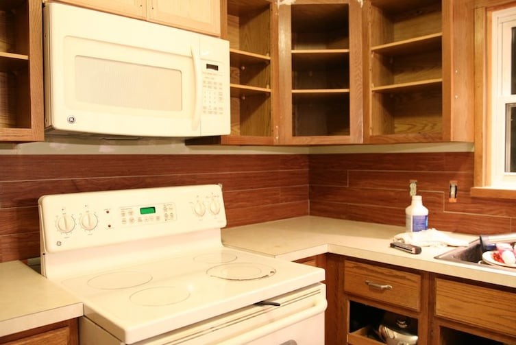 Освежить кухонный фартук поможет бюджетная виниловая плитка бюджетно, дом, идеи, креатив, ремонт, своими руками, советы, фото