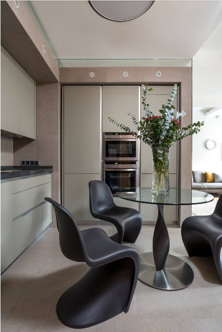 кухня со стильными стульями 13 кв. метров
