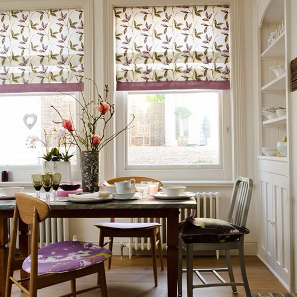 римские шторы с цветочным принтом на кухне