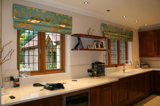 римские шторы с золотом на кухне
