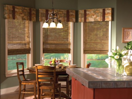 бамбуковые римские шторы на кухне