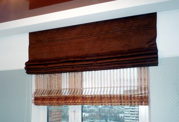 коричневые римские шторы на кухне