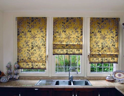 жёлтые римские шторы на кухне
