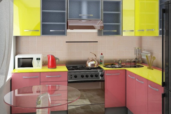 розовый угловой кухонный гарнитур на маленькой кухне