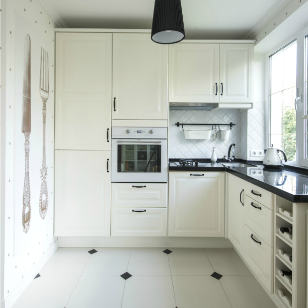 белый угловой кухонный гарнитур на маленькой кухне