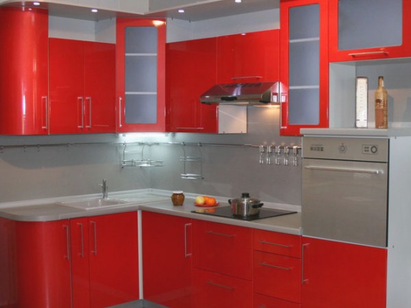красный угловой кухонный гарнитур на маленькой кухне
