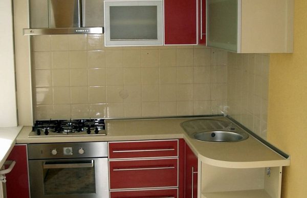 угловой красный кухонный гарнитур на маленькой кухне