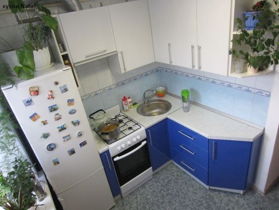 угловой кухонный гарнитур на маленькой кухне с холодильником