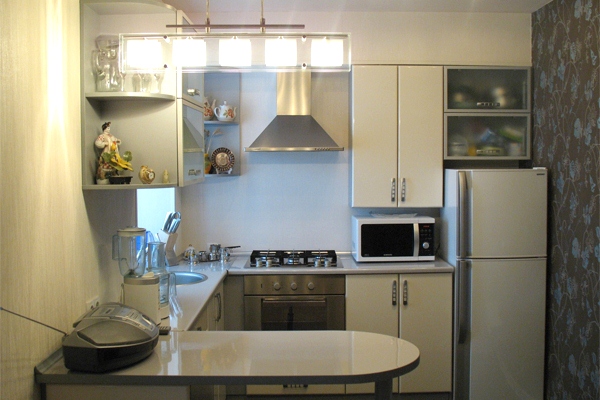 П-образный угловой кухонный гарнитур на маленькой кухне