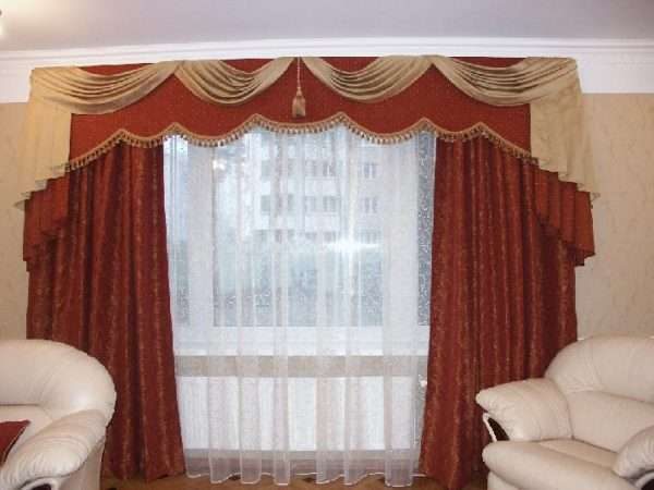 бордовые шторы с ламбрекеном в гостиной классика