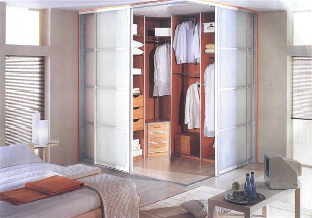 Хорошее освещение в гардеробной: прозрачные тенки