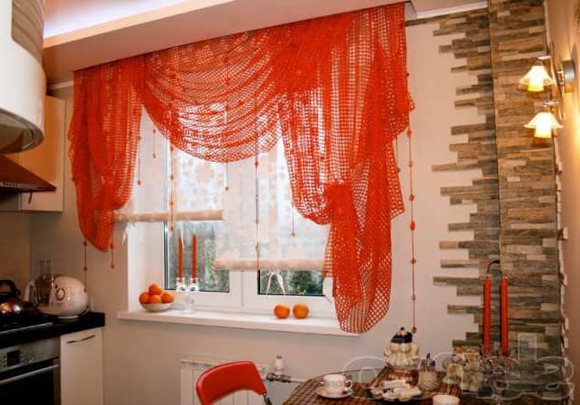 Оранжевая мебель и шторы на кухне фото