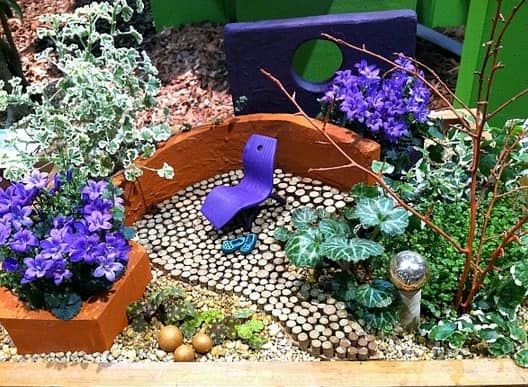 Миниатюрный сад с садовой мебелью