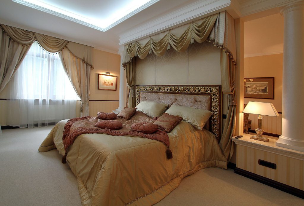 Бежевая спальня в классическом стиле