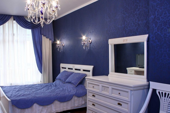 Обои синего цвета в спальне