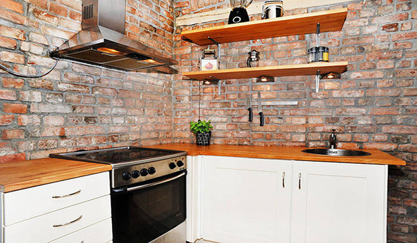 				Кирпичные стены в интерьере кухни с фото