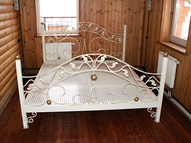Интерьер спальни с кованой кроватью