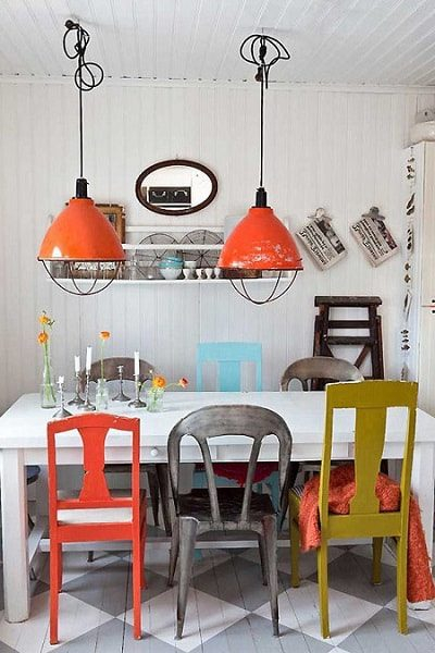 Яркие стулья в интерьере кухни 