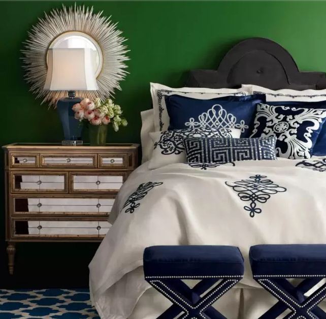 Глубокий синий цвет в сочетании с изумрудным выразительно смотрится в интерьере спальни 