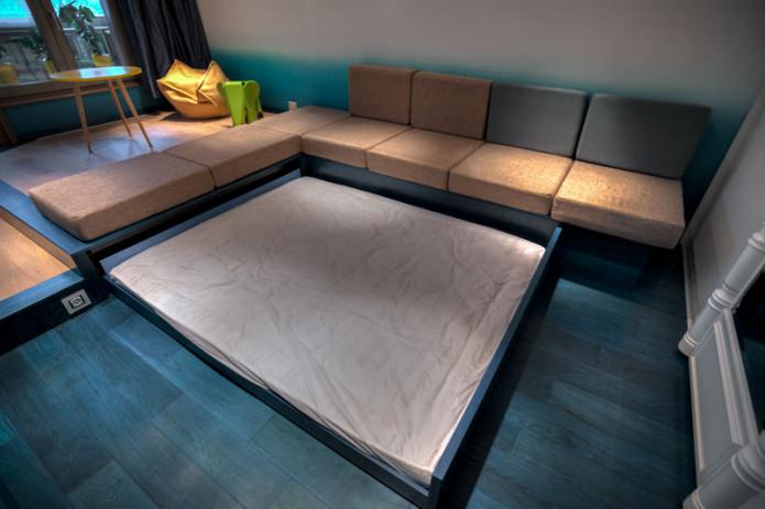 Кровать-подиум в гостиной