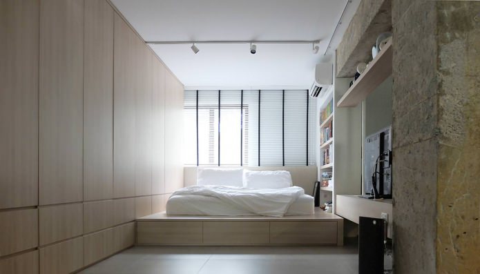Кровать-подиум в спальне