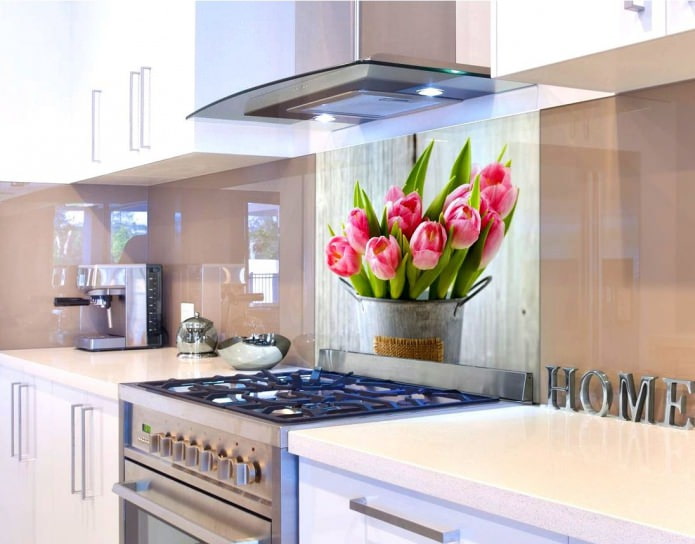Кухонные фартуки из стекла с цветами