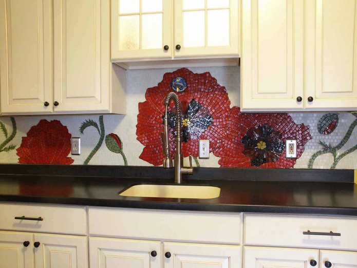кухонный фартук из мозаики с цветами