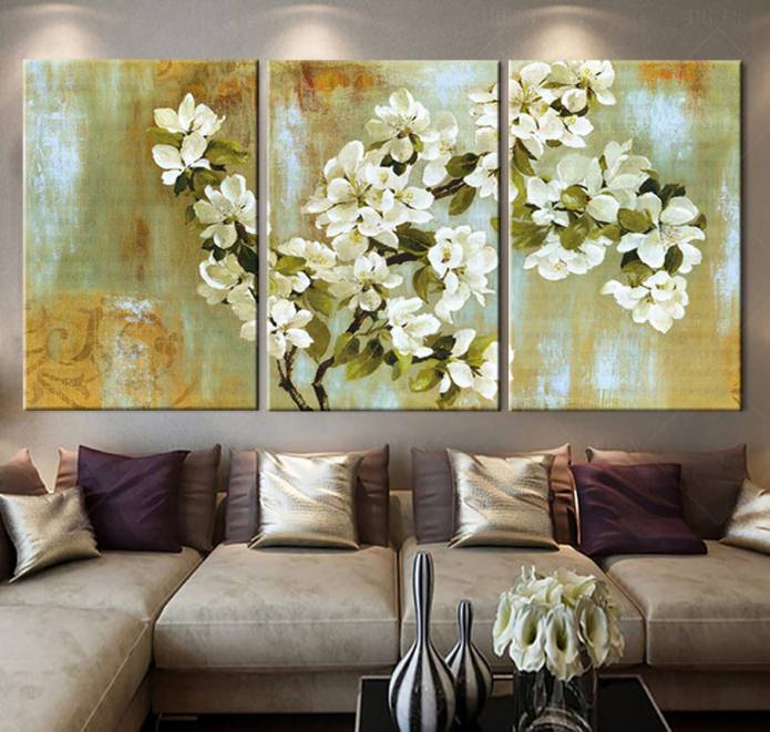 Модульная картина с цветами в интерьере гостиной