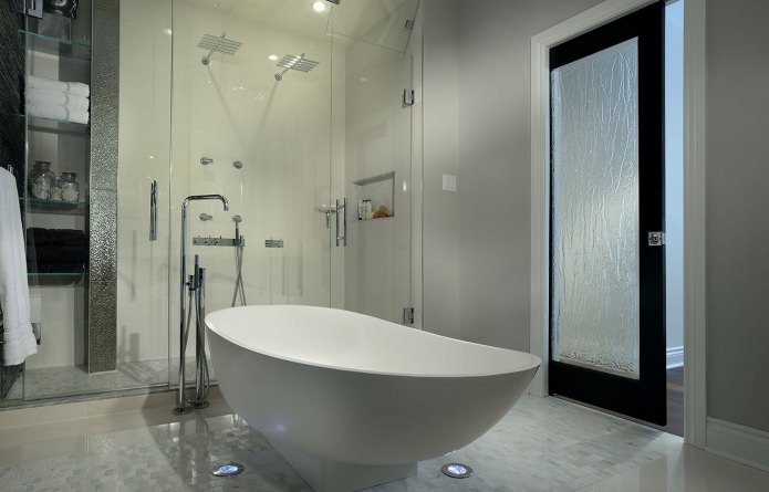 стеклянная дверь в дизайне современной ванной комнаты