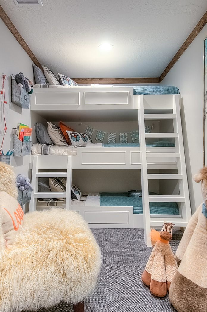 детская комната с трехъярусной кроватью