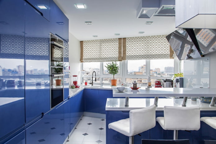 римские шторы на кухне с синим гарнитуром