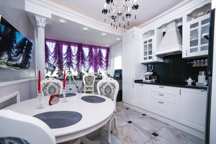 Фиолетовые шторы на кухне в классическом стиле