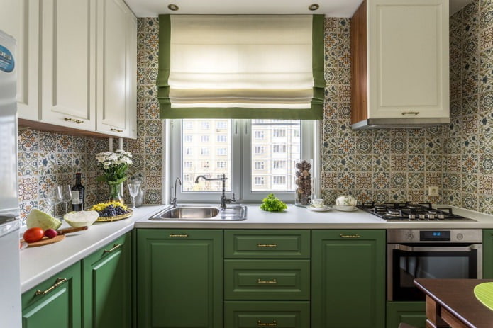 римская штора в интерьере кухни в зеленых тонах