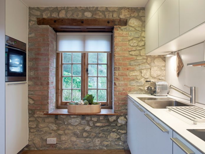 рулонная штора в кухне с каменной стеной