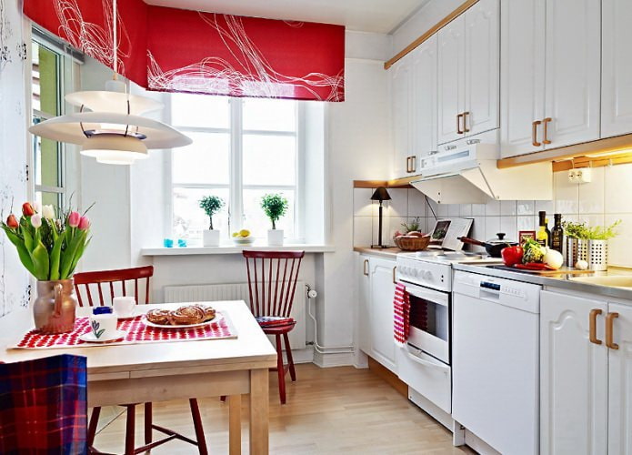 Красные шторы на кухне в скандинавском стиле