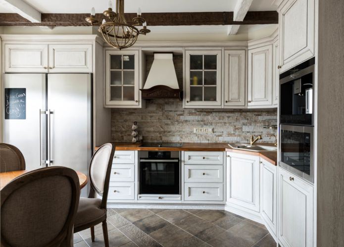 классическая белая кухня с деревянной рабочей поверхностью
