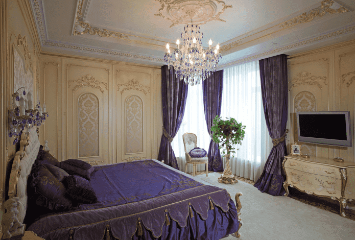 фиолетово-бежевая спальня в стиле барокко