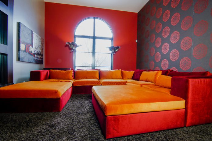 Красно-оранжевый дизайн гостиной