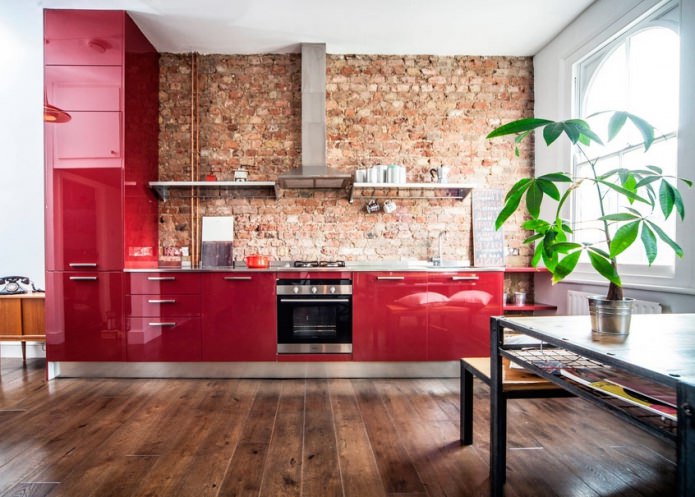 Красный кирпич в кухне с красными фасадами