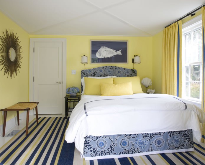 желто-синяя спальня в пастельных оттенках